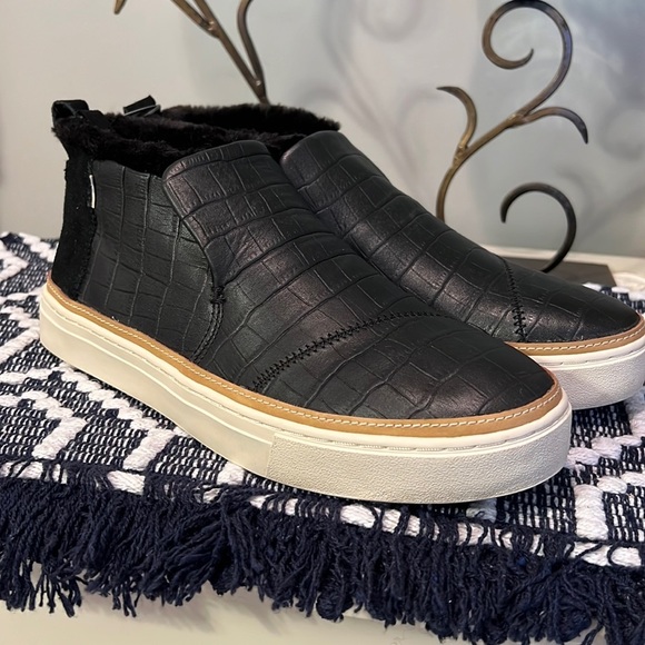 Toms Shoes - NWT TOMS Croc Embossed Leather And Faux Fur Paxton Slip Ons